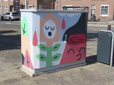 902536 Afbeelding van een vrolijk beschilderde schakelkast op het Maasplein te Utrecht.